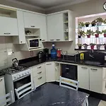 Quadros Residences - Confortável apartamento à 200 m da praia central em Balneário Camboriú